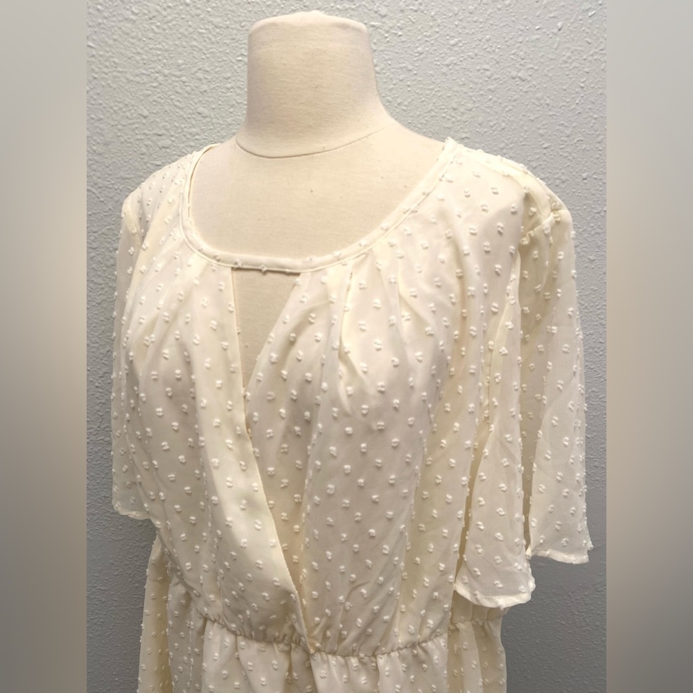 Ivory Keyhole Flutter Sleeve Top - Picture 3 of 5